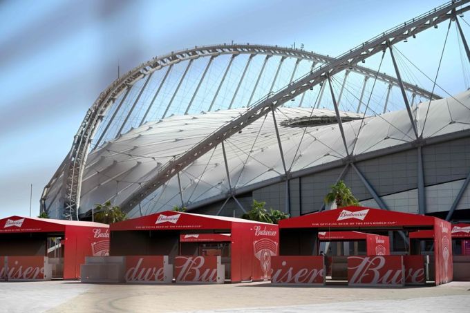 Các quầy bia dựng sẵn tại các sân vận động ở Qatar. Ảnh: AFP