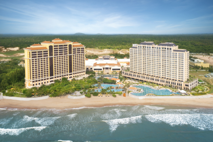 Khu phức hợp nghỉ dưỡng này chỉ cách TP HCM chỉ 2 giờ di chuyển, bao gồm 2 khách sạn Intercontinental Grand Ho Tram và Holiday Inn Resort Ho Tram Beach đạt chuẩn 5 sao, với nhiều tiện ích đi kèm dịch vụ cao cấp.